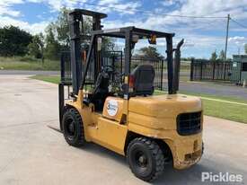 Caterpillar DP30T - picture2' - Click to enlarge