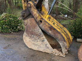 Komatsu PC200-6, 20 Tonne Excavator with Bucket and Thumb Grab - picture1' - Click to enlarge