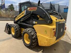 New Holland L225 Skid Steer loader for sale - picture0' - Click to enlarge