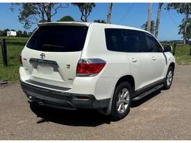 2011 TOYOTA KLUGER  - picture2' - Click to enlarge