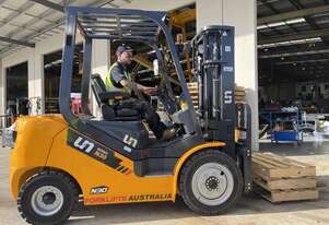 UN Forklift 3T Diesel with Cascade Side Shift and 3 Stage Mast!