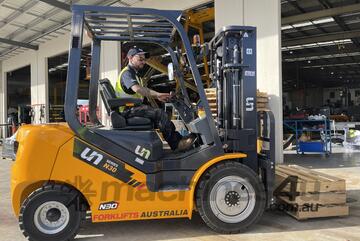 UN Forklift 3T Diesel with Cascade Side Shift and 3 Stage Mast!