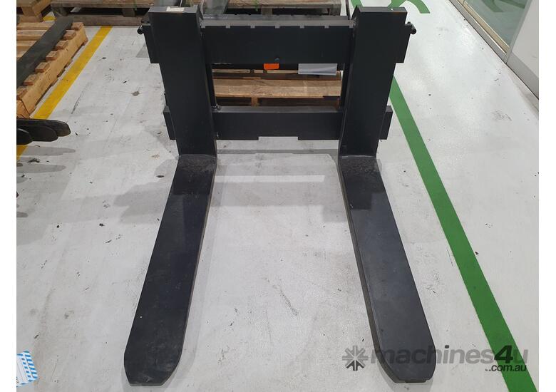 caption Manitou 6T Tilting fork carriage