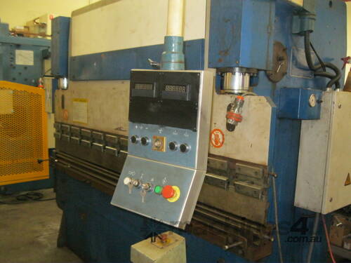 caption Steelmaster 2500mm x 65 Ton Hydraulic Pressbrake