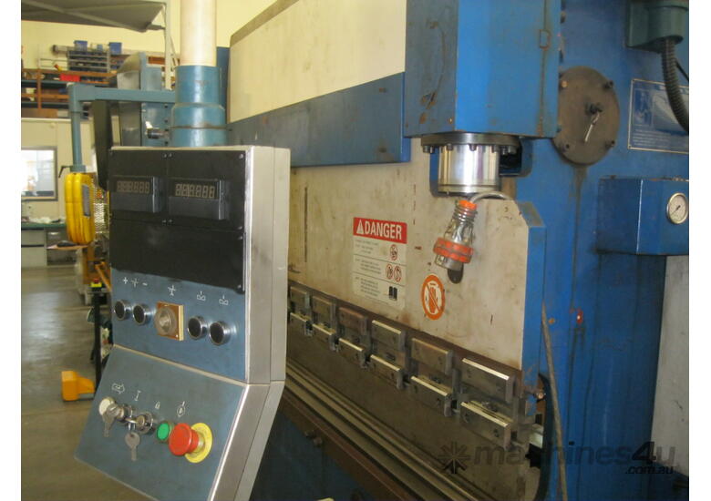 caption Steelmaster 2500mm x 65 Ton Hydraulic Pressbrake