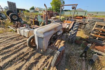 Grey Massey Ferguson Tractor with 3PL Grey Massey Ferguson Tractor with 3PL