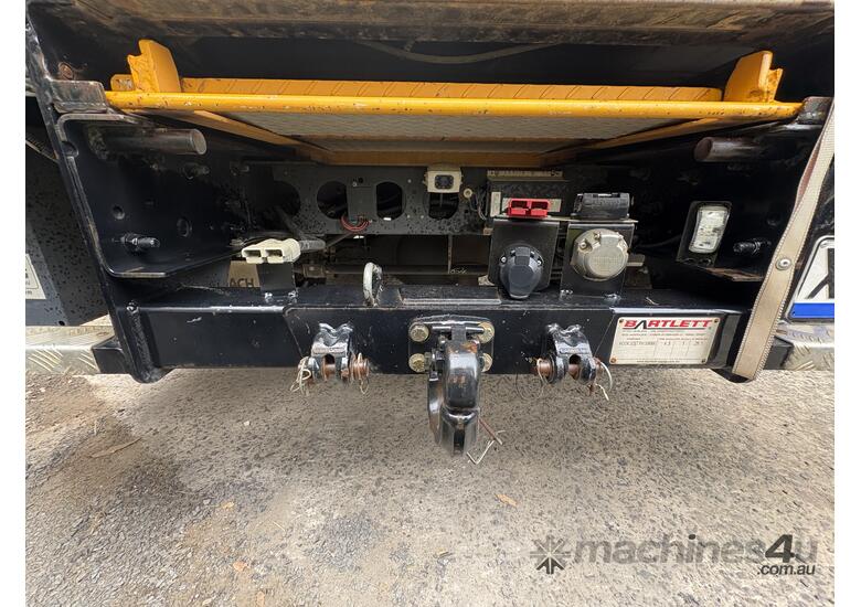 caption 2019 Isuzu NPR 65 190 4x2 Pantech Service Truck (6.5T GVM) (Ex Lease)