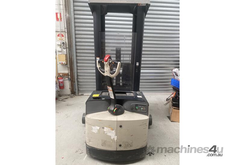 caption Crown SHR5500 Heavy-Duty Walkie Reach Stacker