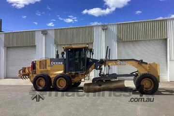 John Deere   670G Grader