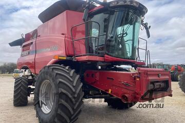 2019 CASE IH 7240 HARVESTER & 2015 MACDON D65 40' DRAPER FRONT