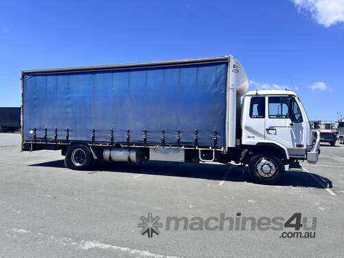 2005 Nissan PKC215 4x2 Curtainsider