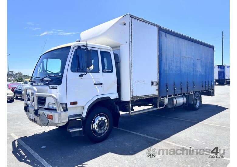 2005 Nissan PKC215 4x2 Curtainsider