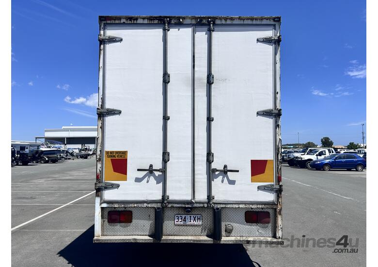 2005 Nissan PKC215 4x2 Curtainsider