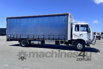 2005 Nissan PKC215 4x2 Curtainsider