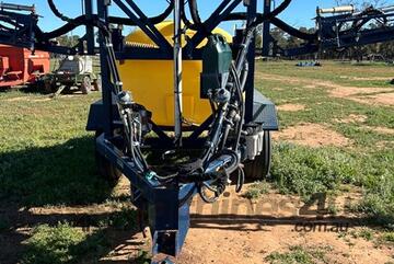 2011 HAYES 3000L/24M TRAILING SPRAYER