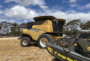2018 New Holland CR8.90 Combines