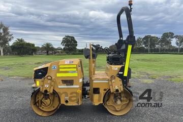 Caterpillar CB22 Smooth drum roller