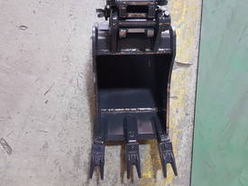1 Tonne Excavator Bucket Attachment Kit - picture2' - Click to enlarge