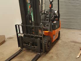 1.8 Tonne Forklift Gas/ Petrol - picture1' - Click to enlarge