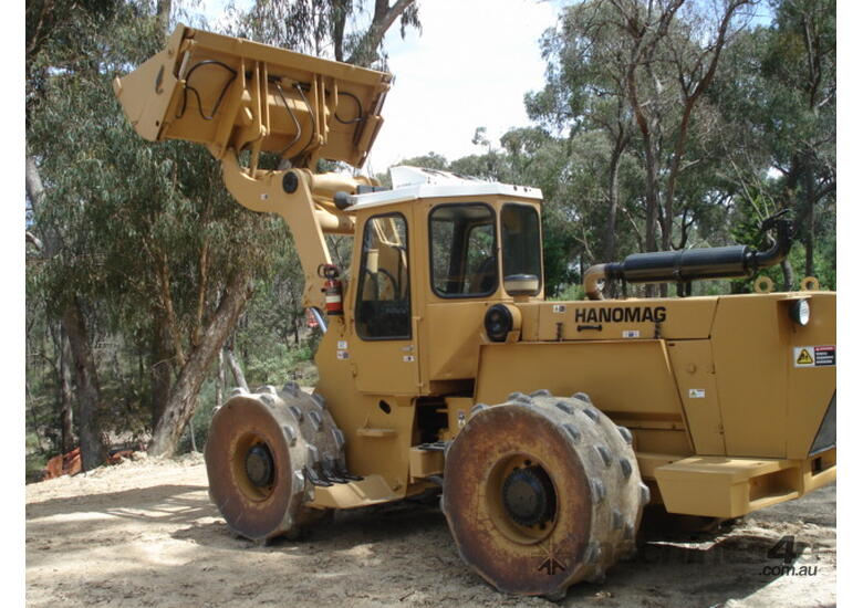 caption Komatsu Hanomag Compactor Loader CL55