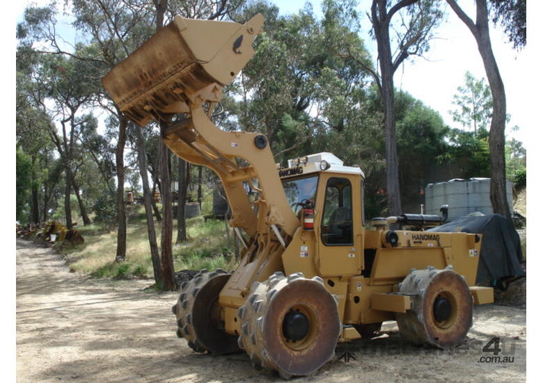 caption Komatsu Hanomag Compactor Loader CL55