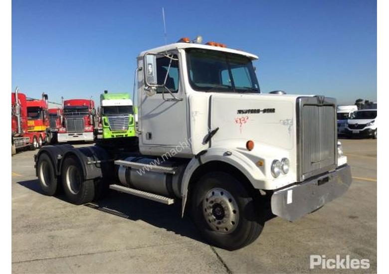 caption 2003 Western Star 4800FX