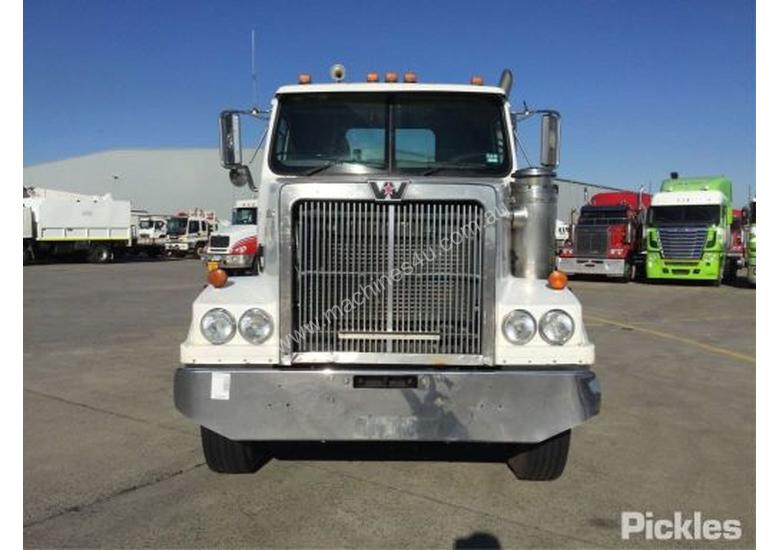 caption 2003 Western Star 4800FX