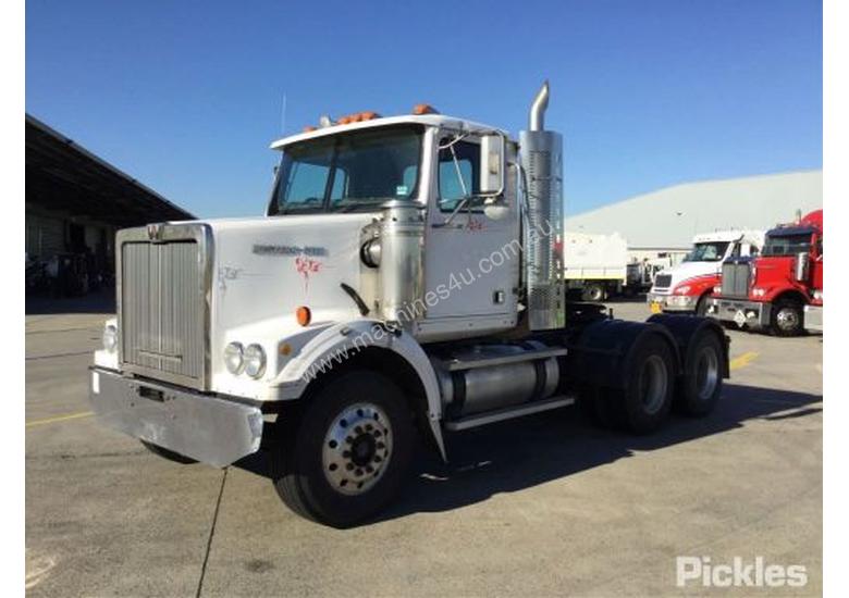 caption 2003 Western Star 4800FX