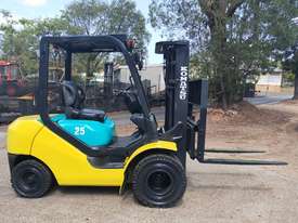 2.5T Komatsu Container Entry (4.3m Lift, 3-Stg Mast) Diesel SideShift FD25-16 Forklift - picture0' - Click to enlarge