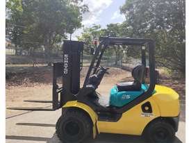 2.5T Komatsu Container Entry (4.3m Lift, 3-Stg Mast) Diesel SideShift FD25-16 Forklift - picture0' - Click to enlarge
