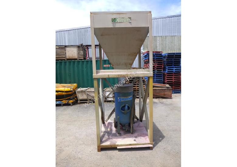 Used Axxiom 1 x AXXIOM Sandblasting Pot and 1 x Hopper Sand Blasting