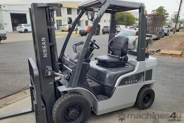 ACTIVE FORKLIFTS - Nissan Forklift Container Mast 2.5 Ton 2012 Model Fork Positioner