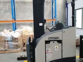 Crown Forklift RR5200 with battery & trolley - picture0' - Click to enlarge