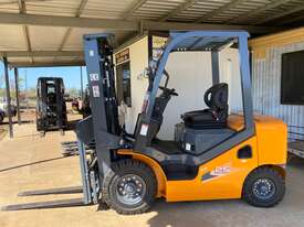 2020 MLAVulcan 2.5T Forklift - picture0' - Click to enlarge