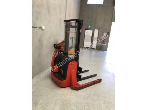 Linde L12 Walker Stacker