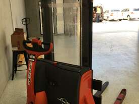 Linde L12 Walker Stacker - picture0' - Click to enlarge