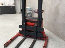 Linde L12 Walker Stacker - picture1' - Click to enlarge