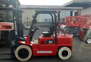 ACTIVE FORKLIFTS - 3 Ton Nissan forklift container entry mast 2002 model solid non marking tyres sid