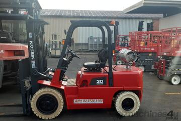 ACTIVE FORKLIFTS - 3 Ton Nissan forklift container entry mast 2002 model solid non marking tyres sid ACTIVE FORKLIFTS - 3 Ton Nissan forklift container entry mast 2002 model solid non marking tyres sid