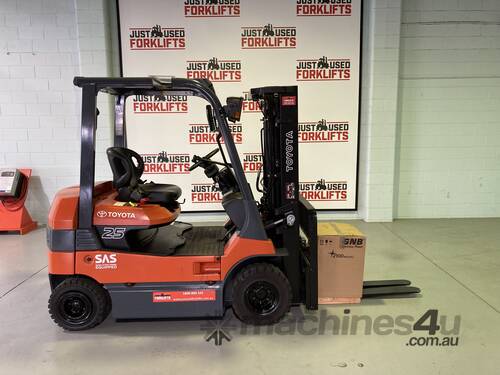  2012 TOYOTA ELECTRIC 7FB25 4 WHEEL COUNTER BALANCED FORKLIFT 4300 FSV 3 STAGE CONTAINER