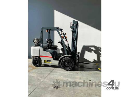 Nissan forklift low mast 3.0 tonne