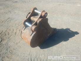 385mm Bucket to suit Excavator, Centers 300mm, Ears 200mm, Pins 50mm  - picture2' - Click to enlarge