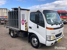 2002 Hino DUTRO - picture0' - Click to enlarge