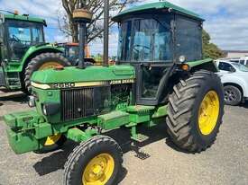 John Deere 2650 Utility Tractors - picture0' - Click to enlarge