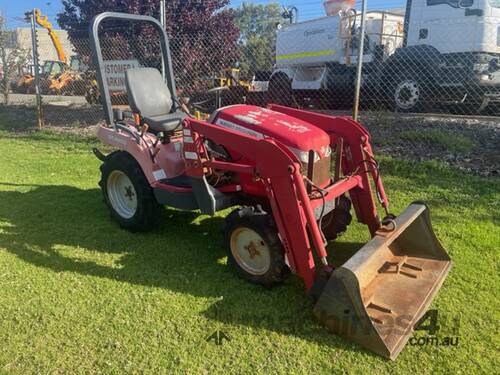 Tractor Massey Ferguson GC2400 4x4 FEL 3PL 22HP