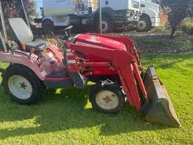 Tractor Massey Ferguson GC2400 4x4 FEL 3PL 22HP - picture0' - Click to enlarge