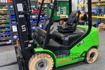 UN Forklift 2.5T Lithium - Cost Effective & Environmentally Friendly!