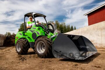 Avant 860i Powerful Articulated Loader with 4-in-1 Bucket