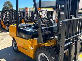 UN Forklift 5T - Excess Stock Available Now! - picture2' - Click to enlarge
