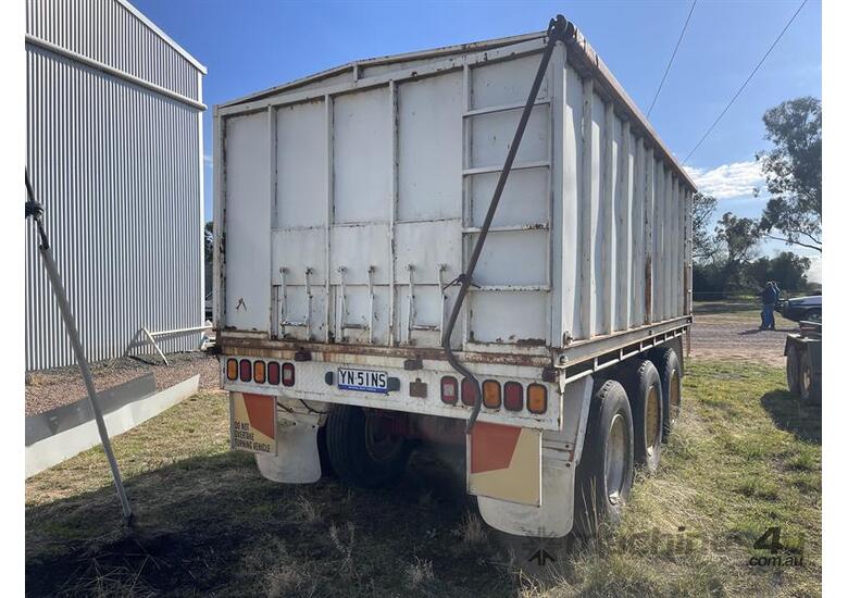 1994 S.X. TRI-AXLE PIG TRAILER